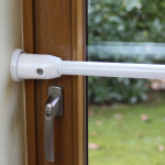 ADE Sicherungsstange für Einbruchschutz an Fenstern & Türen, weiß ,180 - 310 cm