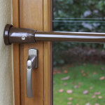 ADE Sicherungsstange Typ S für Einbruchschutz an Fenstern & Türen, braun